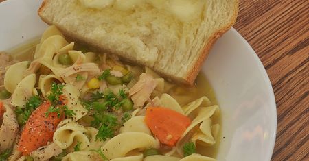 Zagęszczony rosół drobiowy z makaronem w kształcie gwiazdek (do kupienia gotowy do spożycia)