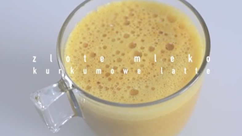 Mikstura z kurkumy i mleka roślinnego idealnie zastąpi nam kawę z mlekiem 