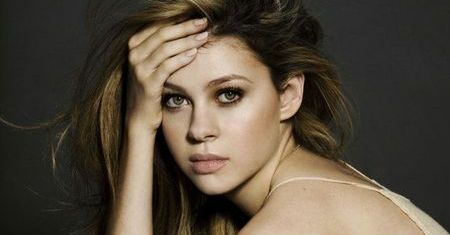 Nicola Peltz: (TRANS)formacja nowej seksbomby