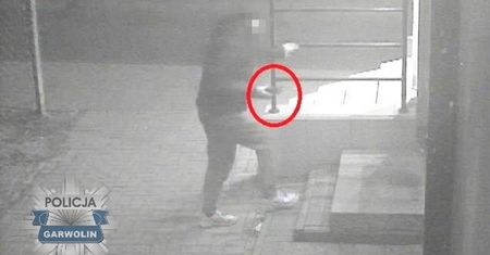 Senior nagrany przy bankomacie. Wstyd na całą Polskę