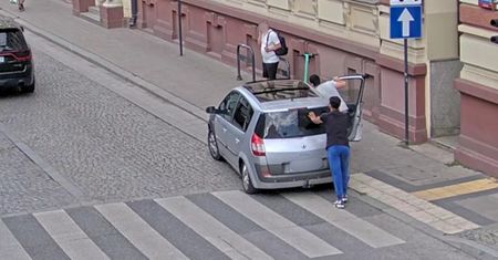 Przepchnęli auto. Nagle przyjechały służby. "Sprawa trafiła do sądu"