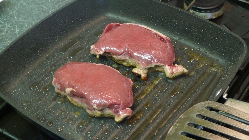 Opiekany udziec z jelenia wapiti (samo mięso)