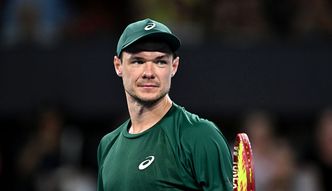 AO: trzysetowy bój Majchrzaka