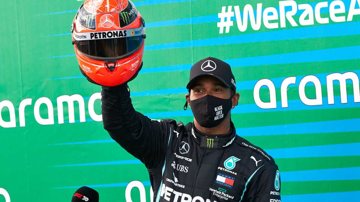 Zdjęcie okładkowe artykułu: Materiały prasowe / Mercedes / Na zdjęciu: Lewis Hamilton z kaskiem Michaela Schumachera