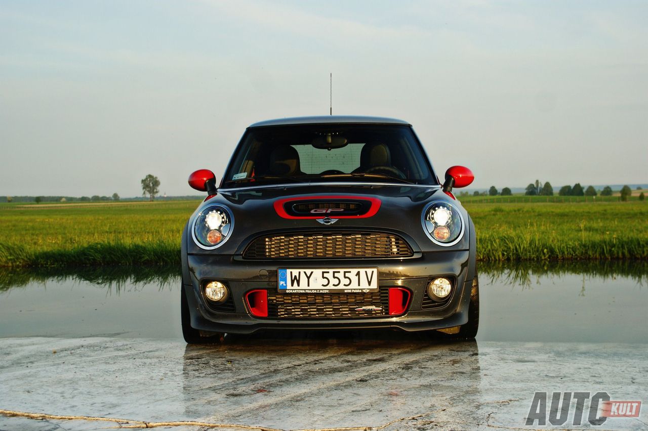 MINI JCW GP (1.6 T, 6 MT, 218 KM@6000, 280 Nm@1750, 0-100 km/h 6,3 s, 242 km/h)