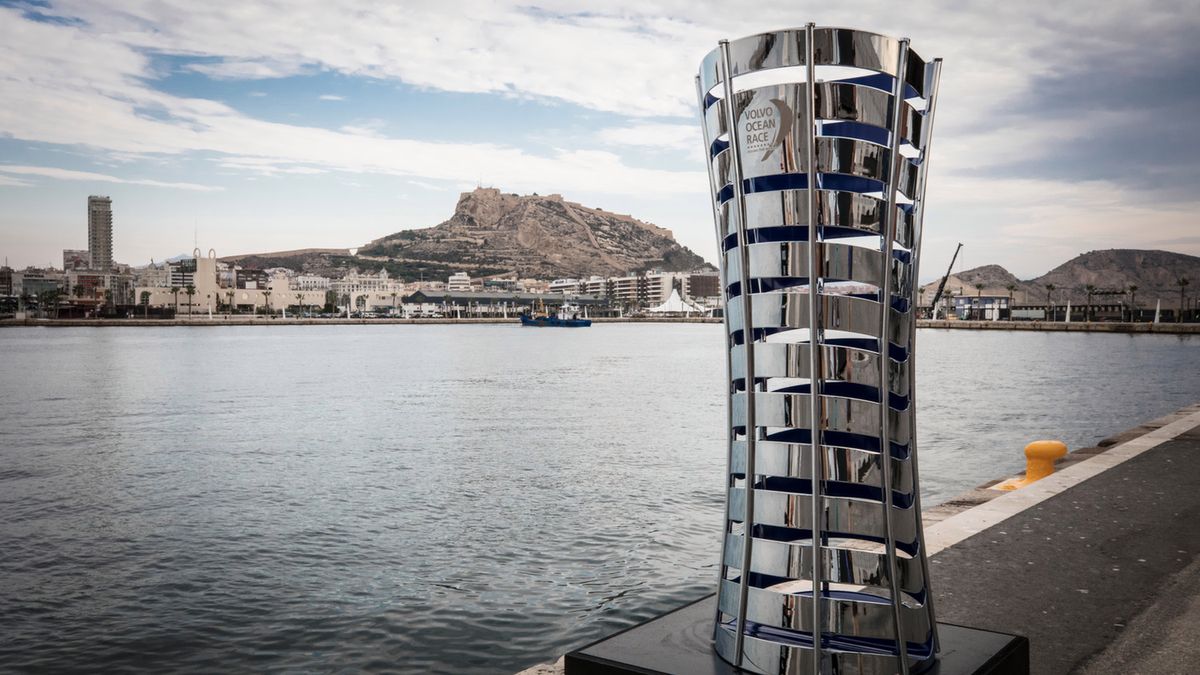 Puchar za zwycięstwo w regatach Volvo Ocean Race na tle Alicante