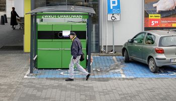 Ludzie oburzeni. Taki widok przed Biedronką. Sieć się tłumaczy