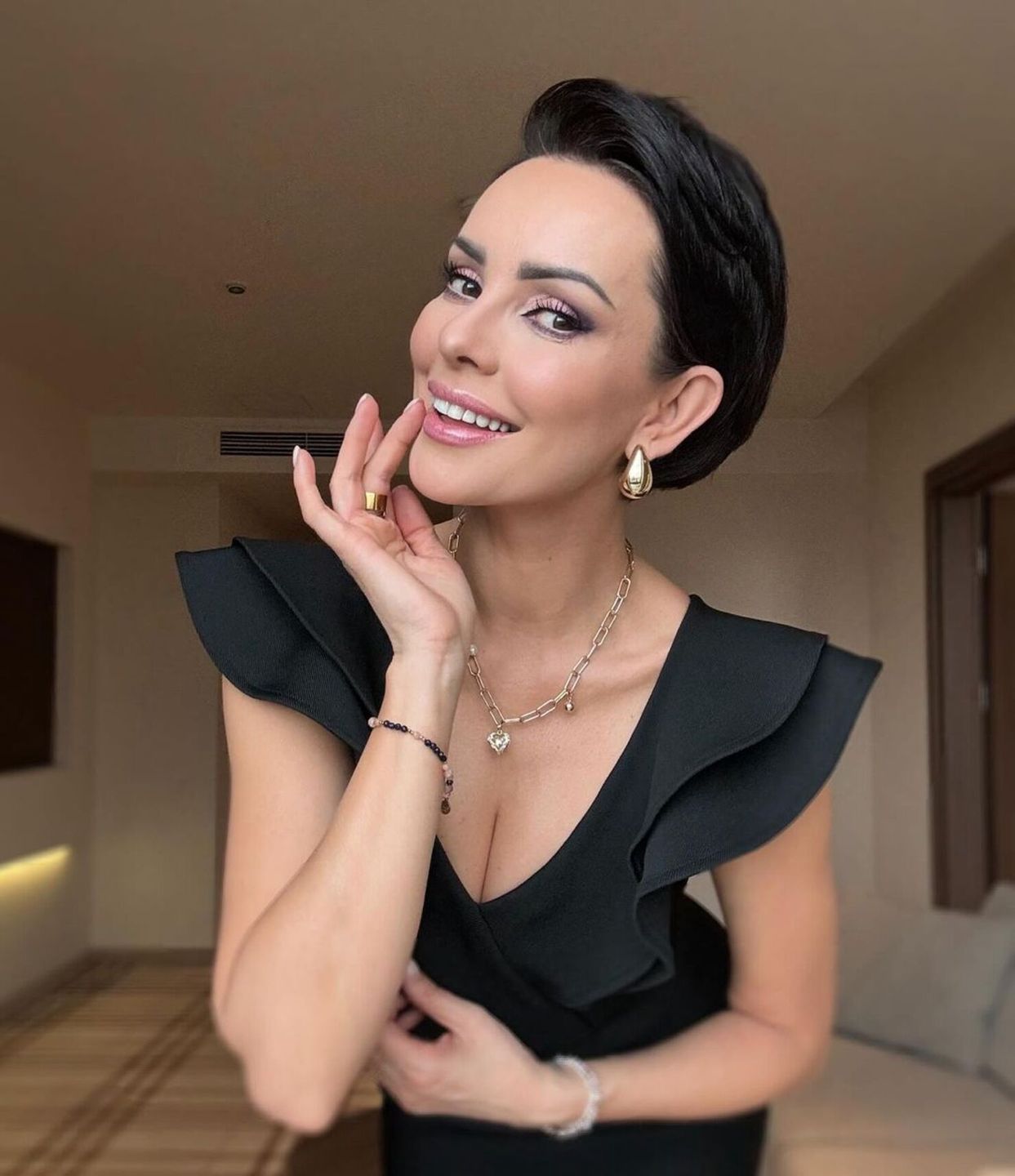 Dorota Gardias w sukience z rękawami motyla