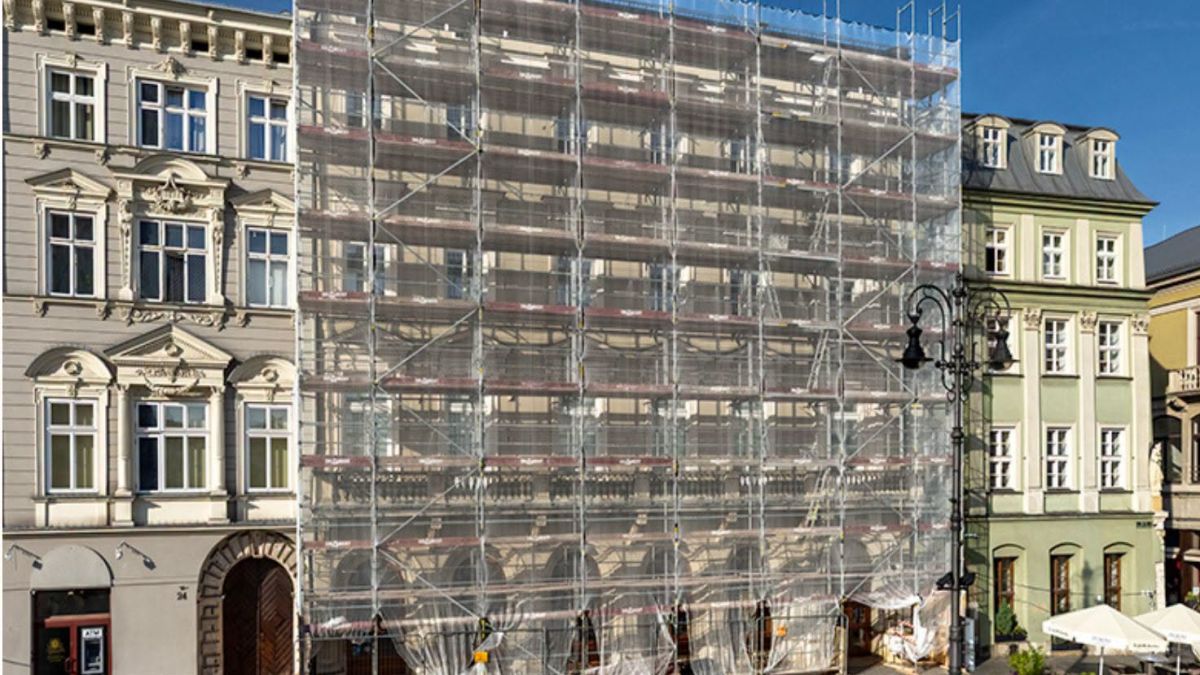 W ścianach kamienicy przy rynku odkryto ponad 100-letnie szyny