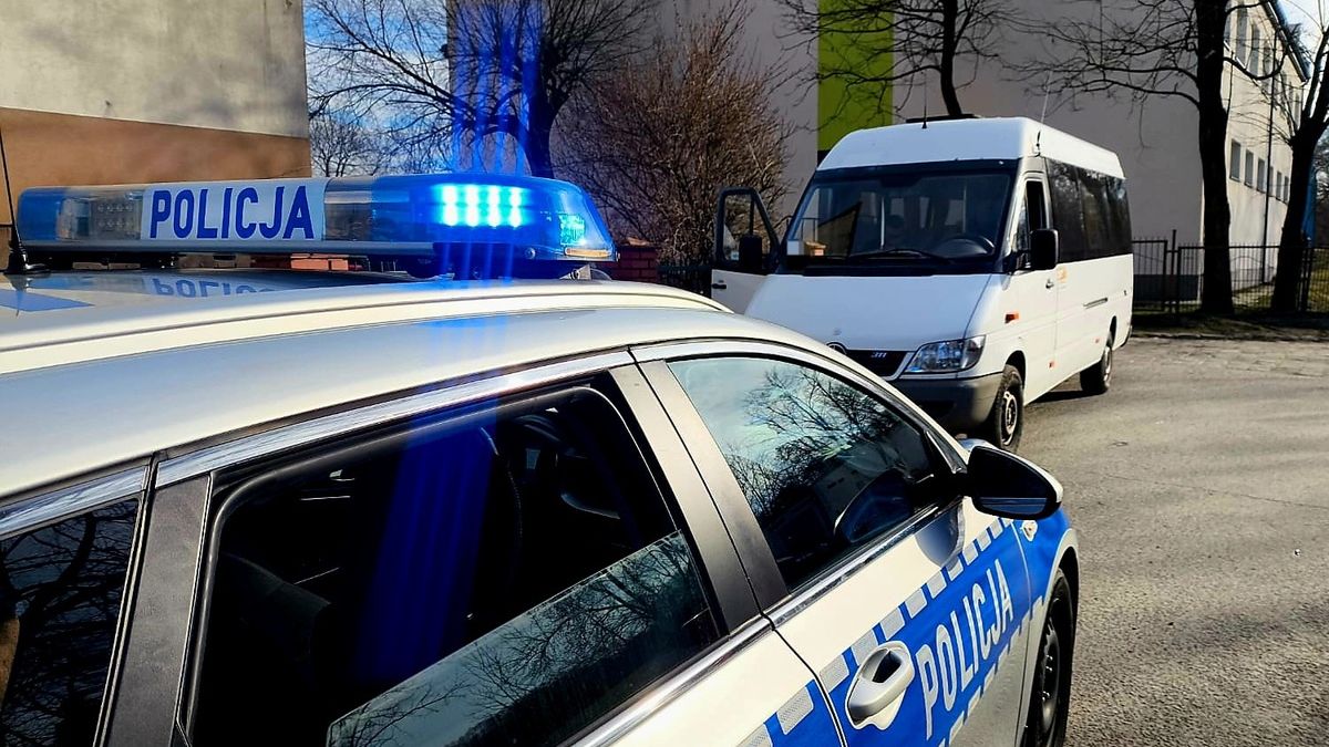 Kierowcę busa zatrzymano na parkingu przed szkołą.