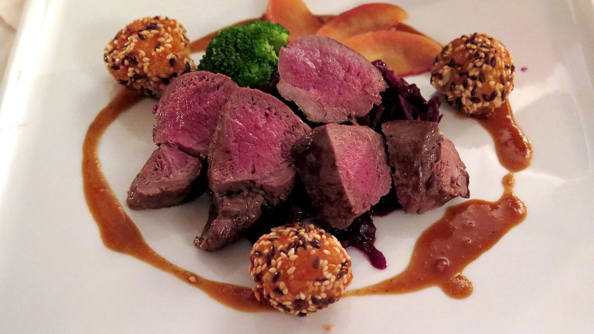 Opiekany comber z jelenia (samo mięso)