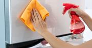 Tak szybko usuniesz ślady palców z lodówki. Wystarczy przetrzeć produktem, który masz w kuchni