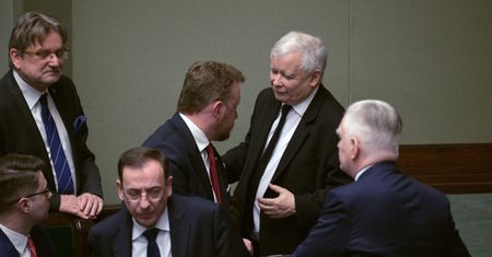 Jarosław Kaczyński stanął w obronie Łukasza Szumowskiego. Posłowie KO: "Minister wprowadza w błąd prezesa"