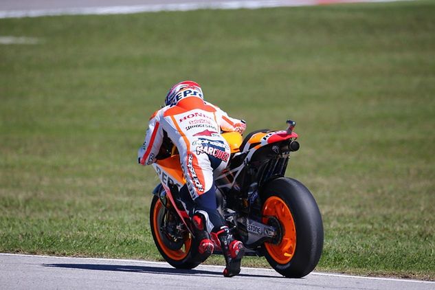 Marc Marquez chwilę po upadku w niedzielnym wyścigu