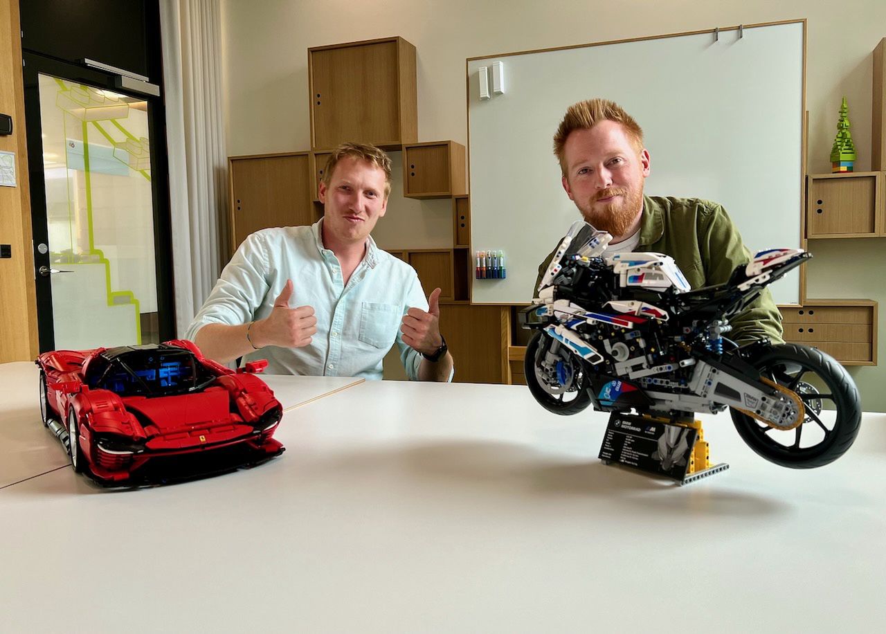 Ferrari Daytona SP3 z klocków Lego na tle pierwowzoru