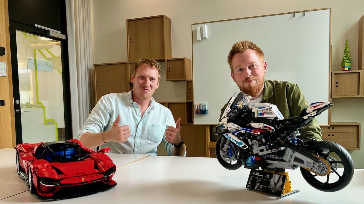Ferrari Daytona SP3 z klocków Lego na tle pierwowzoru