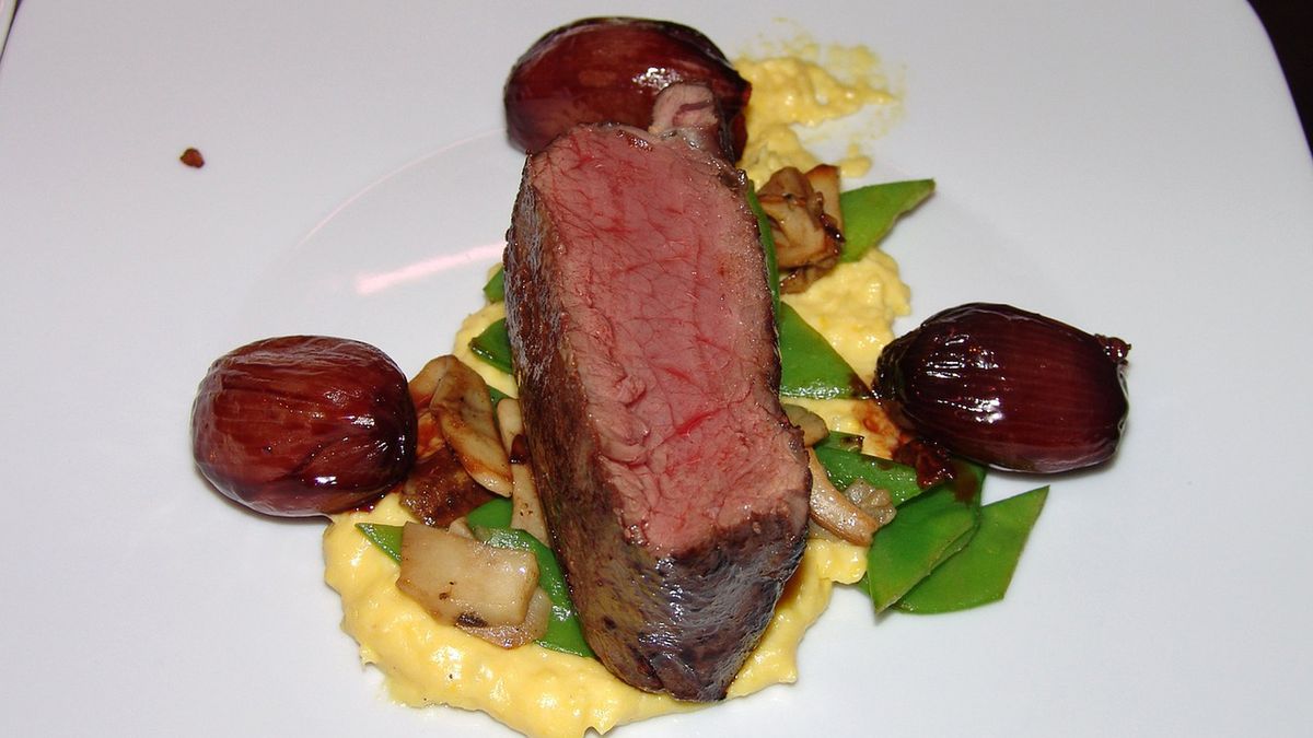 Opiekana polędwiczka z jelenia (samo mięso)