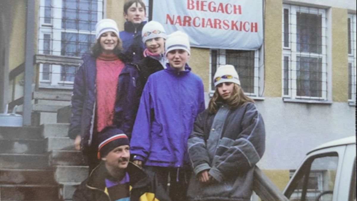 Facebook / FB/Mszana Dolna na starych fotografiach / Zdjęcie sprzed ponad 20 lat, grupa dziewczyn trenujących narciarstwo biegowe w KS Maraton Mszana Dolna.