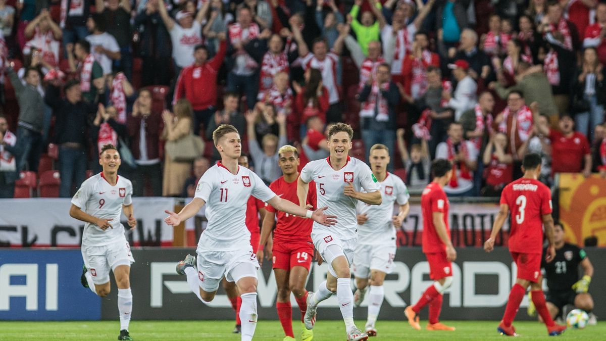 Newspix / MICHAL CHWIEDUK / FOKUSMEDIA.COM.PL / Na zdjęciu: radość Jakuba Bednarczyka (z numerem 11)