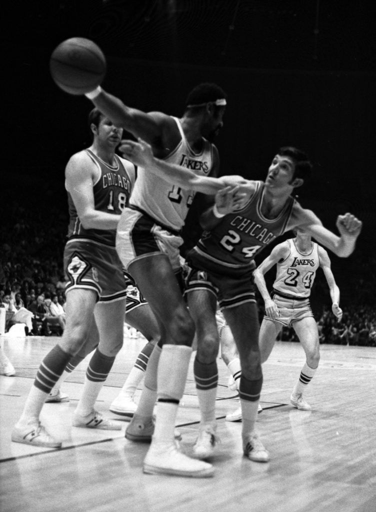 Matt Guokas i Wilt Chamberlain fot. domena publiczna