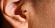 Tragus. Intrygujący kolczyk dla wielbicieli unikalnego piercingu