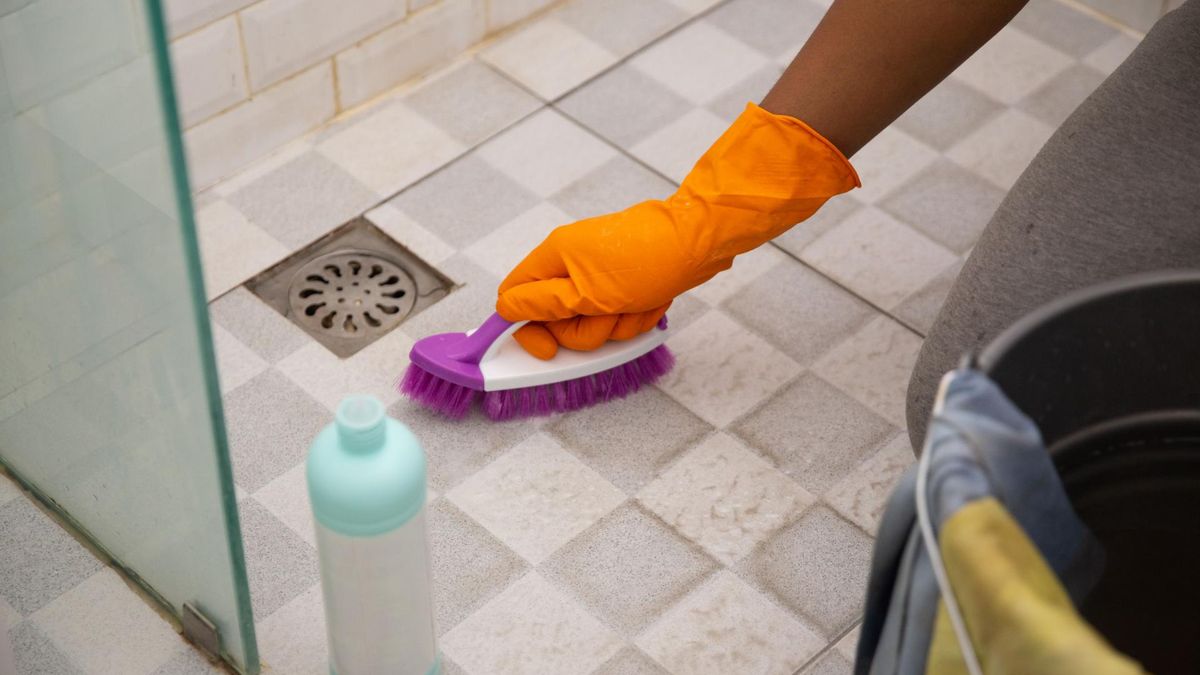 Denaturat, czyli spirytus skażony jest alkoholem etylowym z dodatkiem substancji, które mają uniemożliwić jego konsumowanie. Denaturat może być wykorzystywany jako środek odkażający lub czyszczący. 