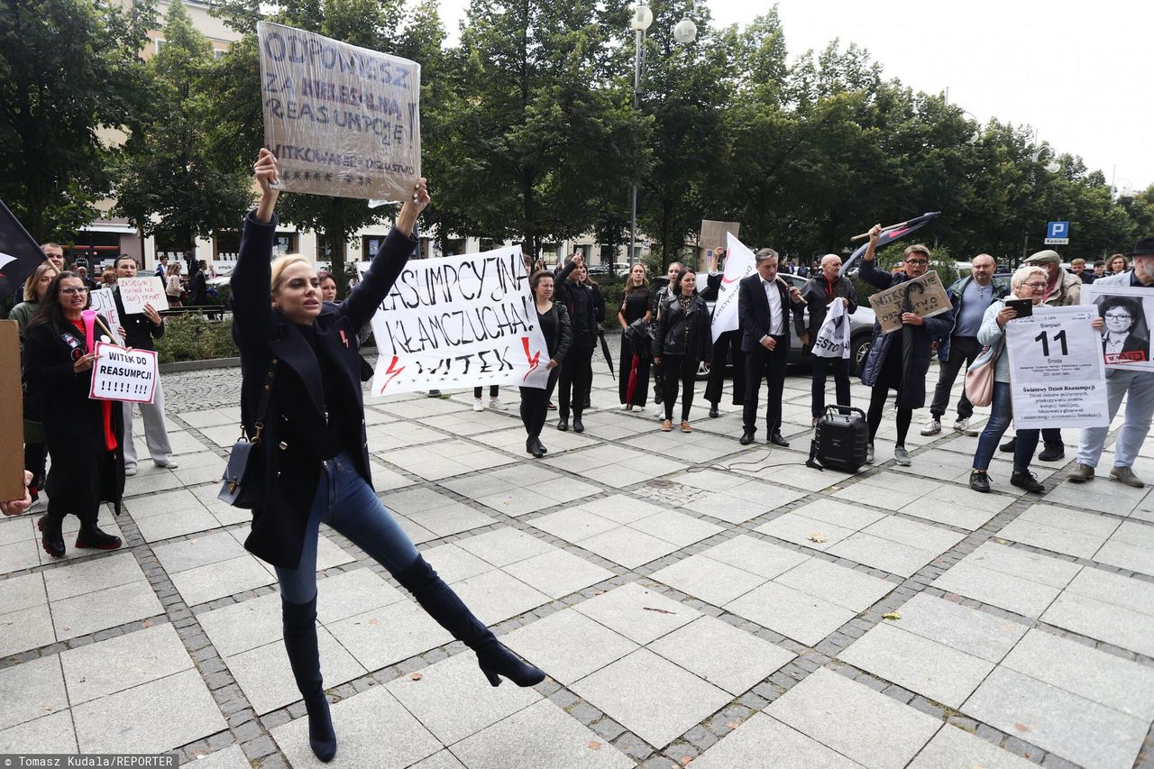 Rozpoczęcie roku szkolnego. Witek wygwizdana przed liceum w Częstochowie 