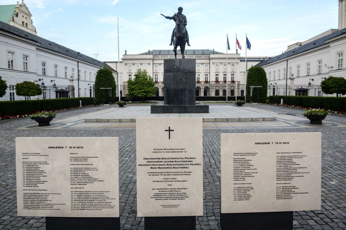 Spór o tablice smoleńskie: "Tablice są legalne, a teren należy do nas"