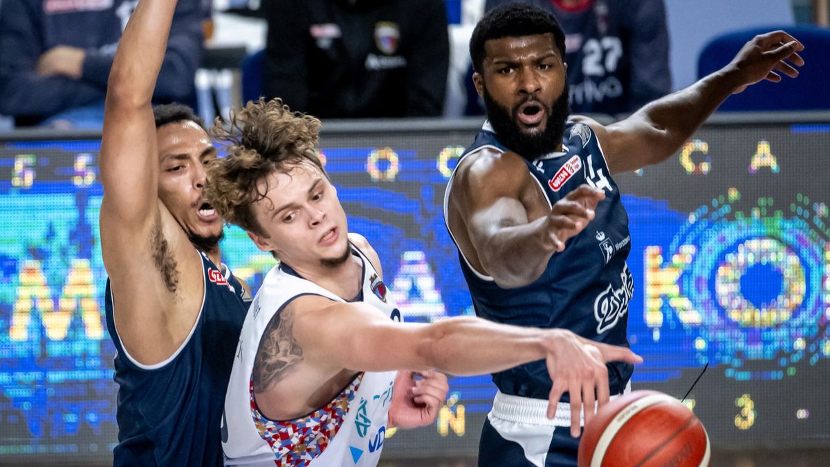 PAP / Tytus Żmijewski / Na zdjęciu: Koszykarz Arriva Twardych Pierniki Toruń Aljaz Kunc (C) oraz Dominic Green (L) i Emmanuel Little (P) z Dzików Warszawa