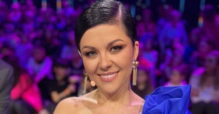 Bluzki na jedno ramię powracają. Te stylizacje z nimi w roli głównej warto odwzorować