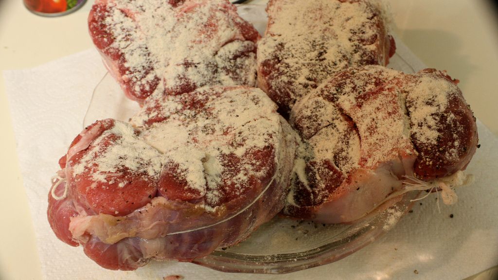 Surowa goleń przednia z cielęciny australijskiej z kością (samo mięso)