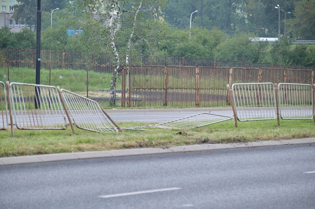 Uszkodzone barierki na pasie rozdzielającym jezdnie na al. Tysiąclecia