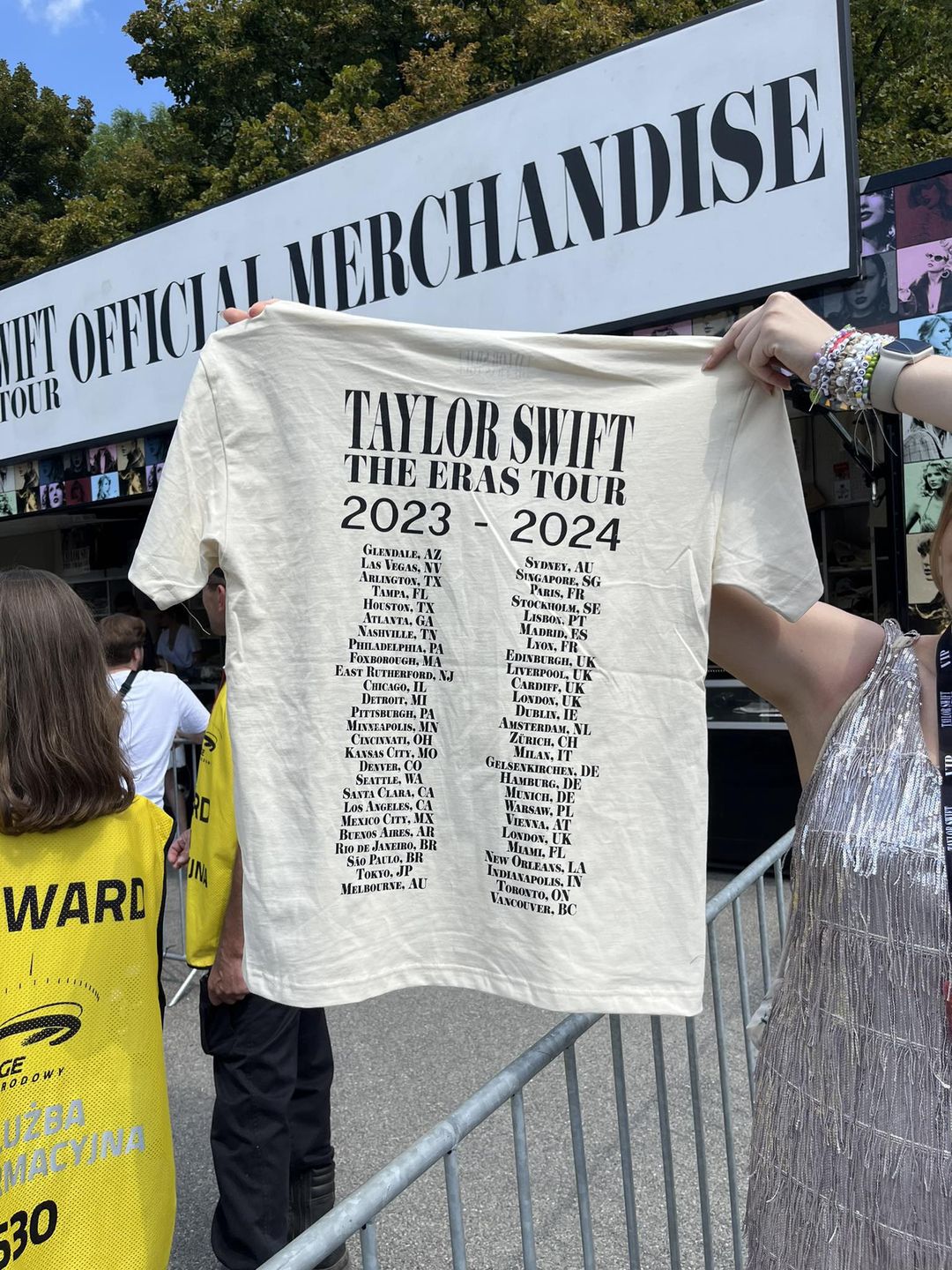Ubrania z wizerunkiem Taylor Swift, które można było kupić przed koncertem