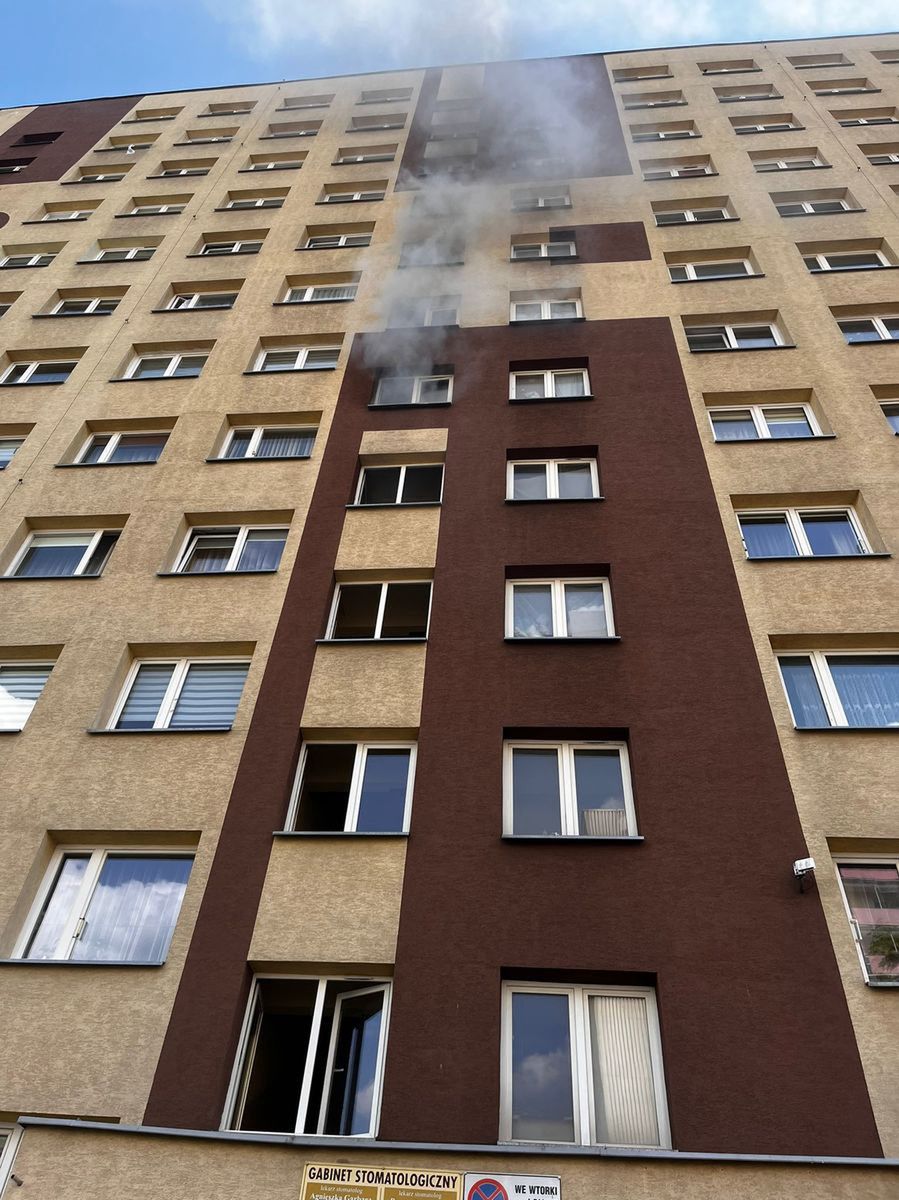 Stalowa Wola: Pożar bloku. Policjanci ewakuowali sześć osób