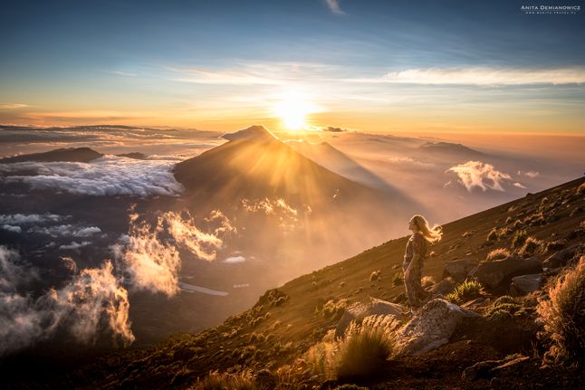 Wschód słońca na szczycie wulkanu Acatenango w Gwatemali.