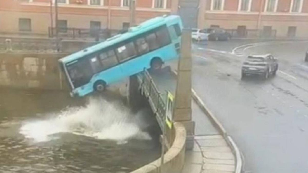 Autobus wpadł do rzeki w Petersburgu, nie obyło się bez ofiar
