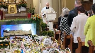 Wielka Sobota 2026. W Przysusze, w kościele pod wezwaniem świętego Jana Nepomucena, poświęcono pokarmy wielkanocne