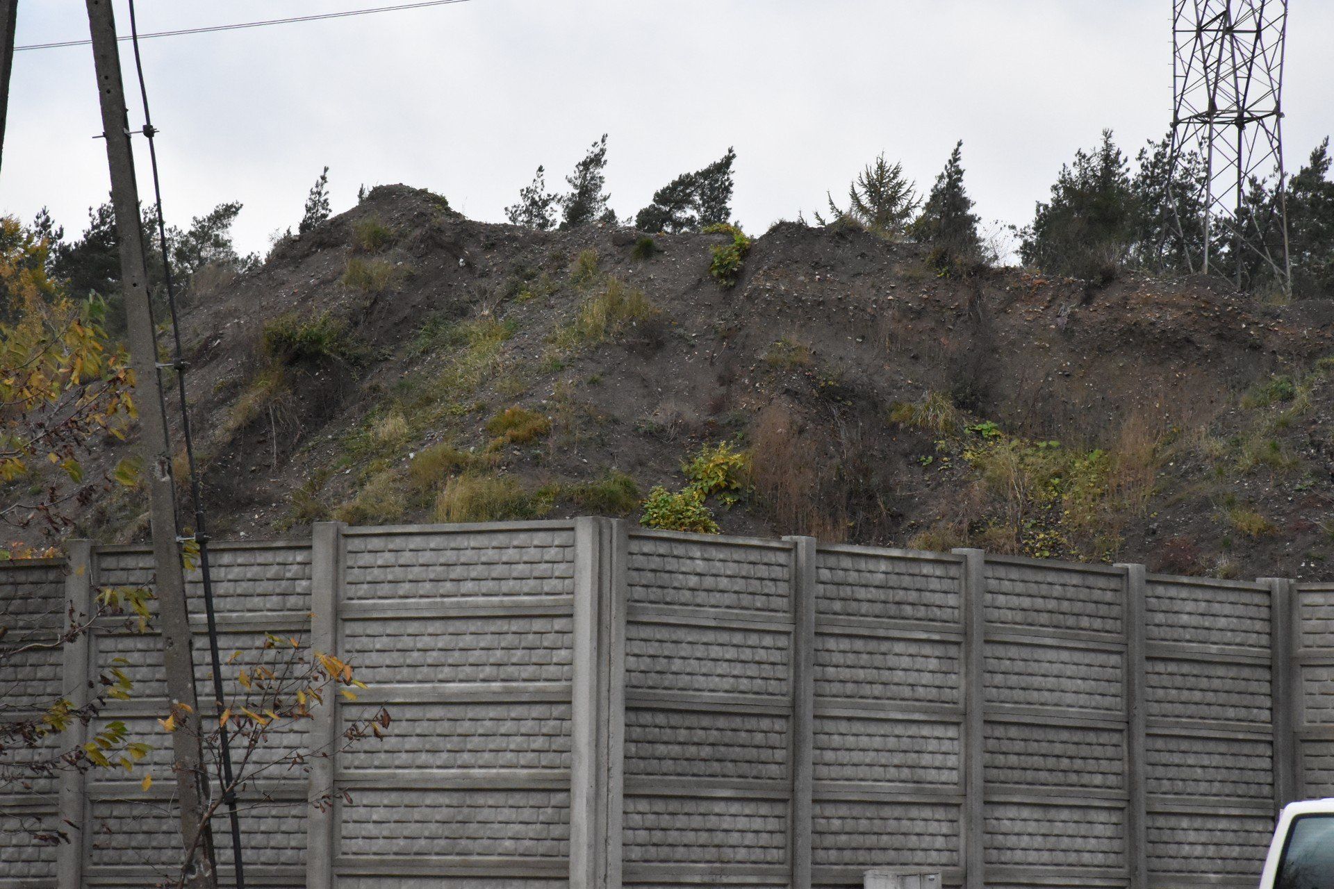 Dariusz Sibielski alarmuje o problemie mieszkańców Starych Bielic. Na zdjęciu na tle składowiska odpadów budowlanych.