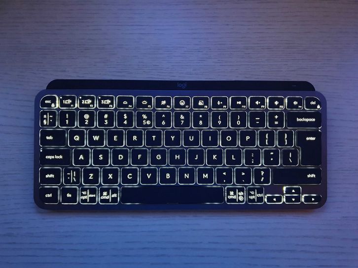 MX Keys Mini z włączonym podświetleniem wieczorem