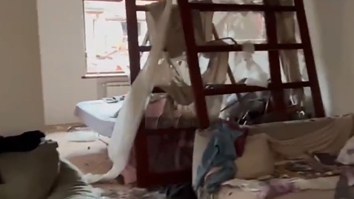 Charków. W wyniku bombardowania mieszkanie zamieniło się w ruinę