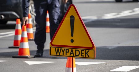 Wypadek na skrzyżowaniu w Pile. Mercedes na czerwonym świetle