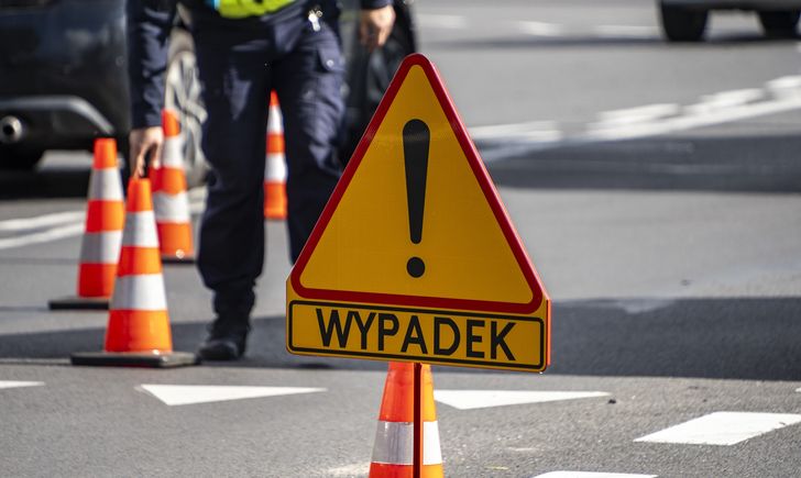 Wypadek na skrzyżowaniu w Pile. Mercedes na czerwonym świetle