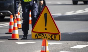 Wypadek na skrzyżowaniu w Pile. Mercedes na czerwonym świetle