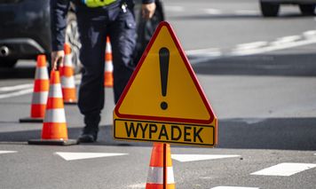 Wypadek na skrzyżowaniu w Pile. Mercedes na czerwonym świetle
