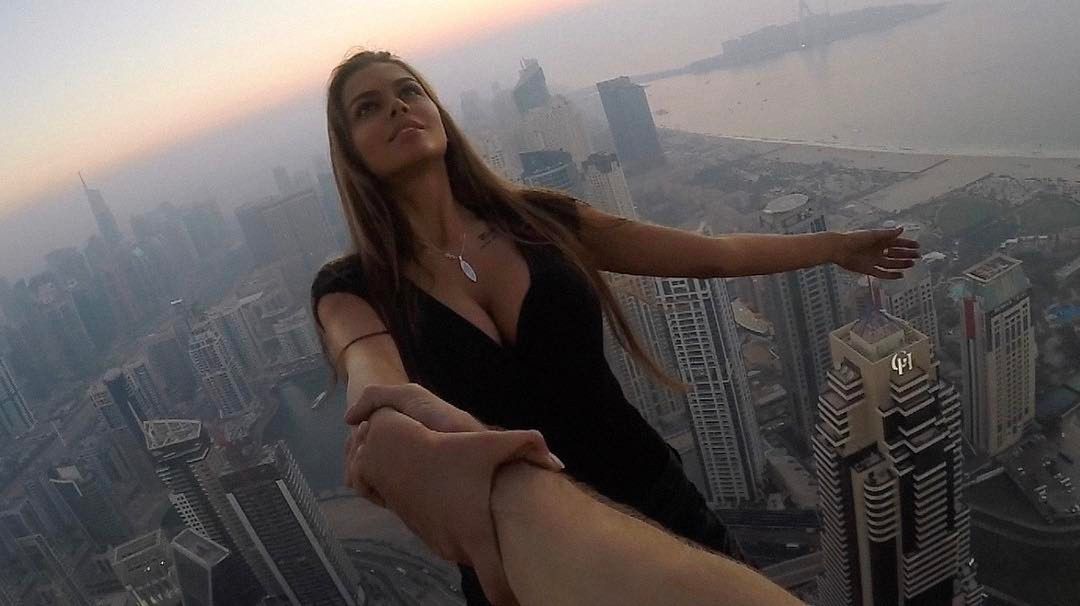 Rosyjska modelka i ryzykowanie życia na dachu świata. Czego się nie zrobi dla dobrego zdjęcia na Instagrama?