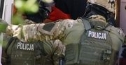 Akcja antyterrorystów Krakowie. Mężczyzna pobił kobietę, zabrał jej psa i zabarykadował się w mieszkaniu