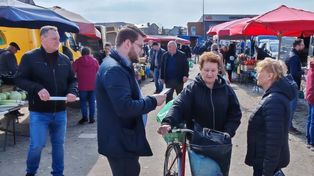 Patriotyzm na talerzu: Działacze Ruchu Narodowego na biłgorajskim targu
