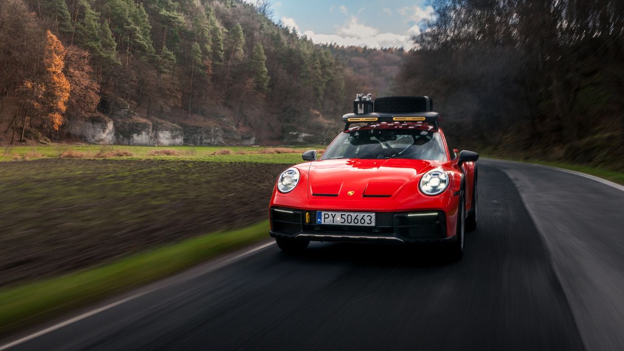 Test: Porsche 911 Dakar RED58 Special - historia człowieka, maszyny i jazda po szutrze
