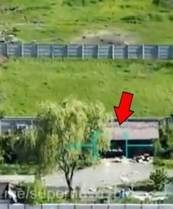 Rapira T-12 w akcji. Rosjanie ukryli się pod daszkiem, myśleli, że ich nie widać