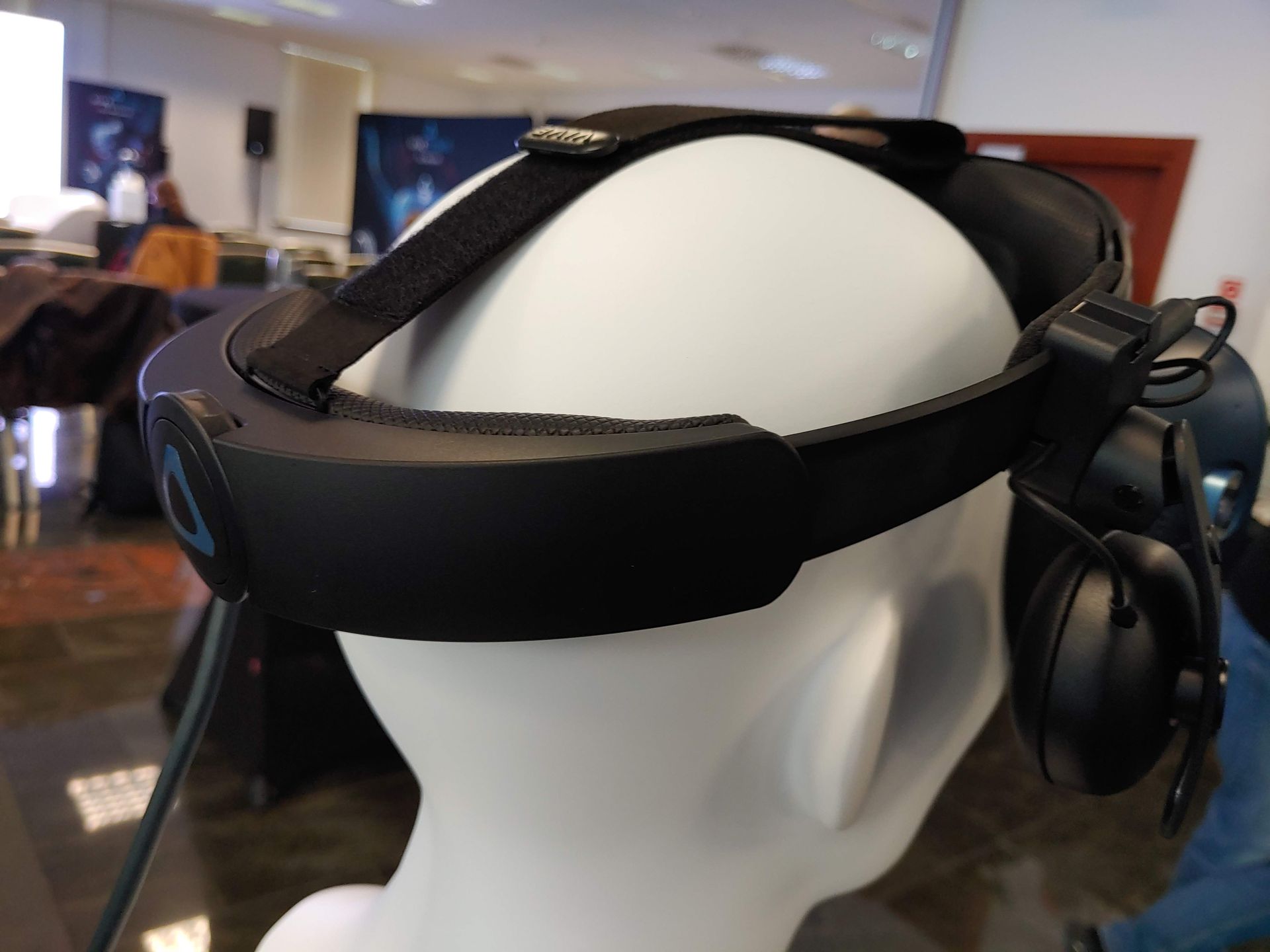 HTC VIVE Cosmos. Gogle wirtualnej rzeczywistości nowej generacji 3